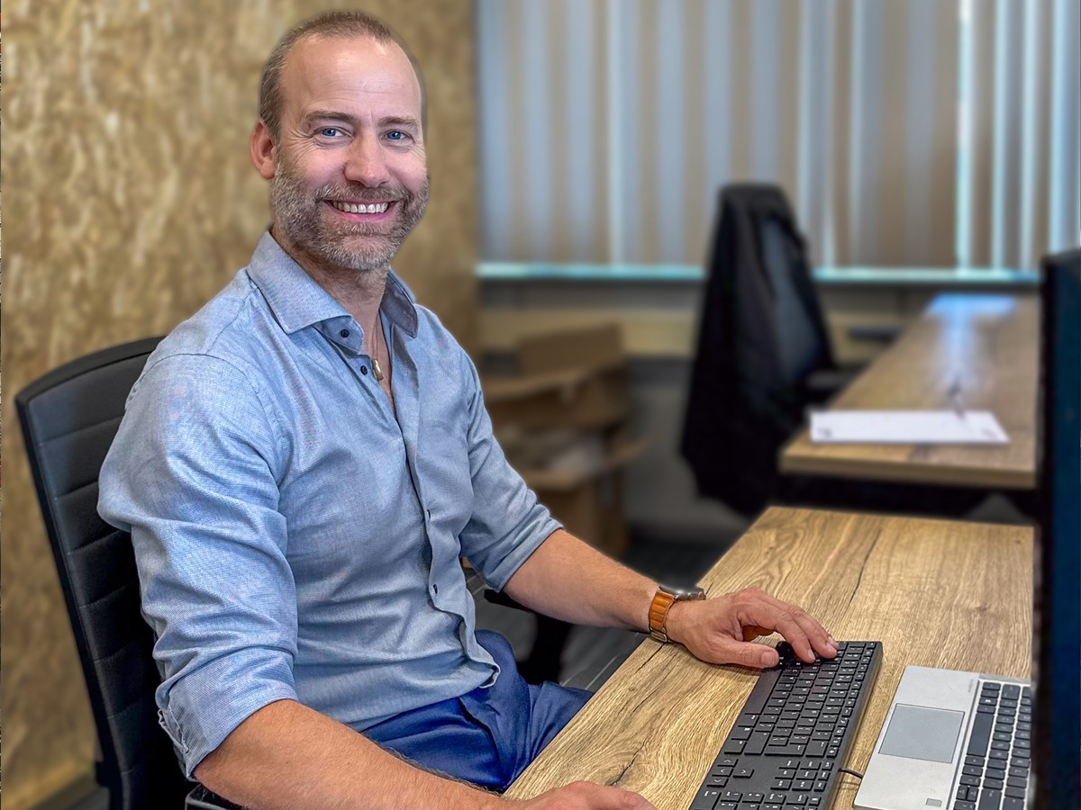 Don achter zijn computer op de ICT afdeling.