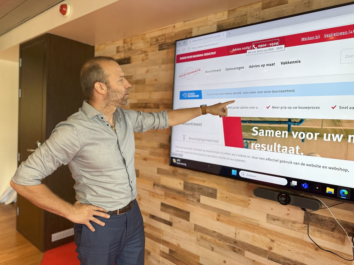 Don wijst naar een groot digitaal scherm met de Mastermate website.