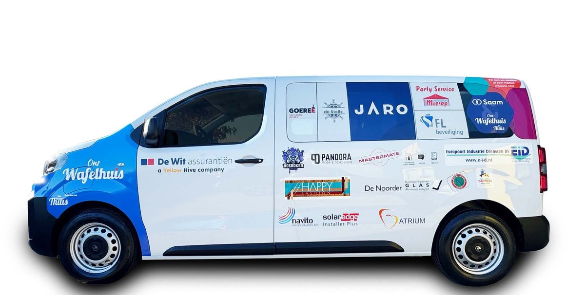 Vervoersbus 'Ons Nieuwe Thuis' met Mastermate sponsoring.